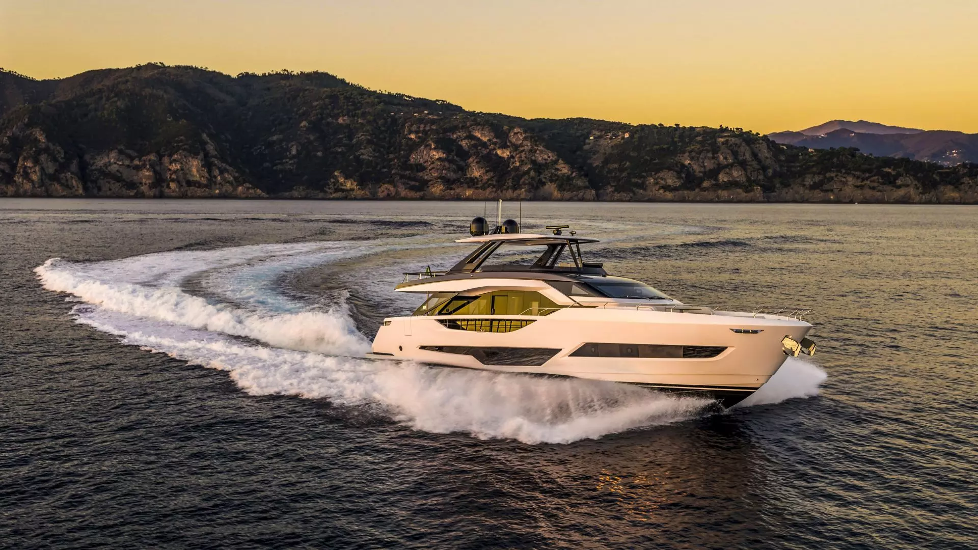 Ferretti Yachts 800 side view cruising
