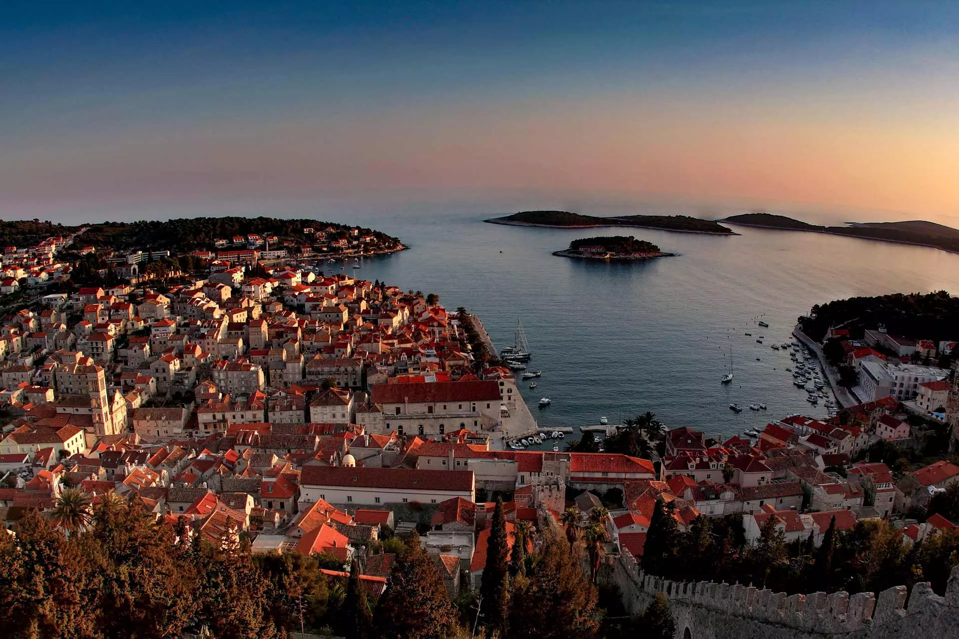 Grad Hvar istinski ćete doživjeti u proljeće