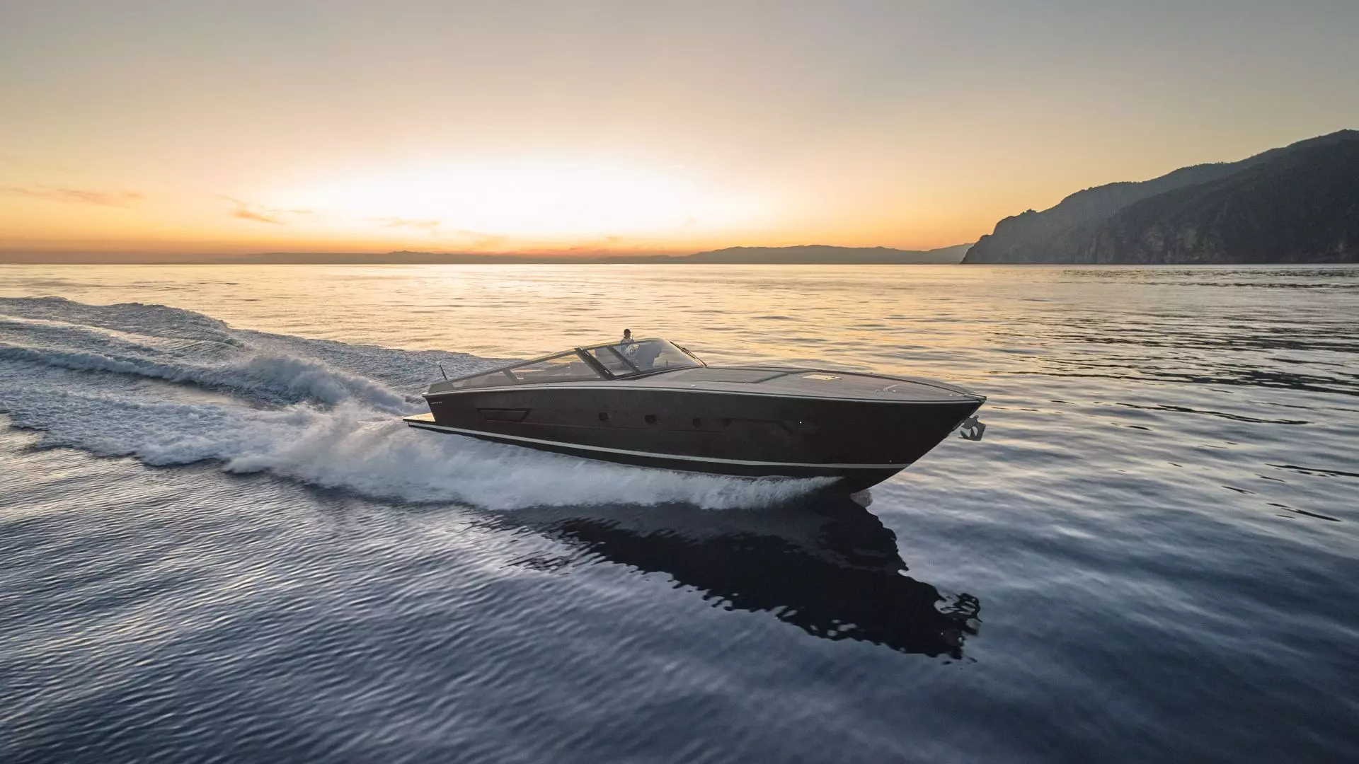 Itama 54 at speed on open sea