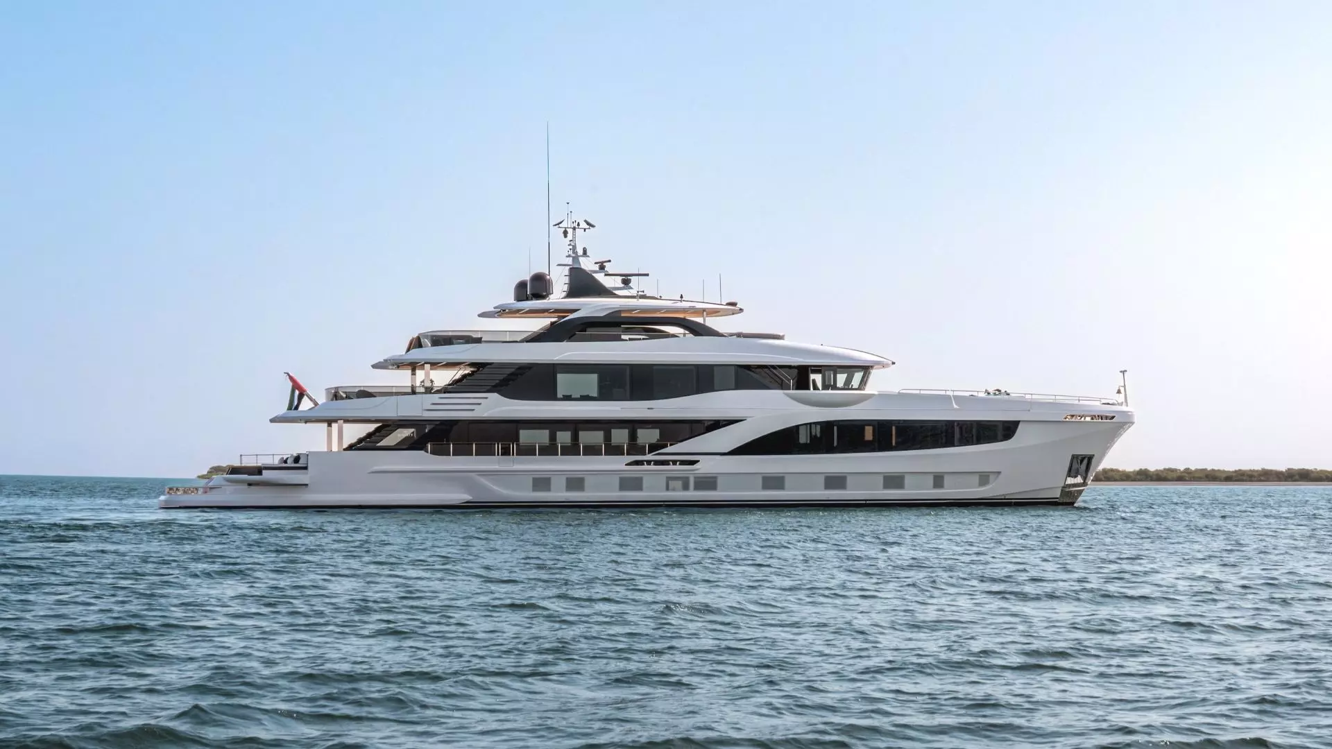 Majesty 145, 45-metarska luksuzna jahta snimljena s boka na moru