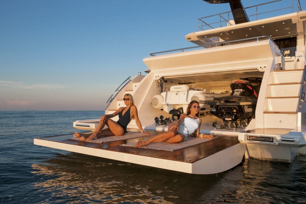 Azimut 77S krmena platforma