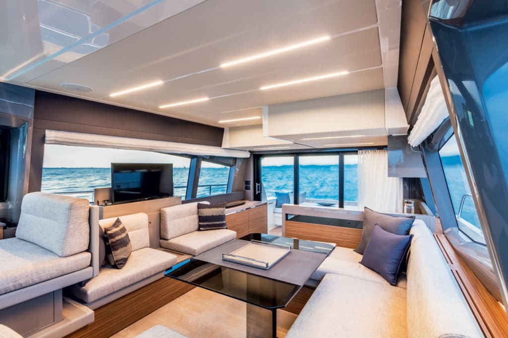 Ferretti 450 salon