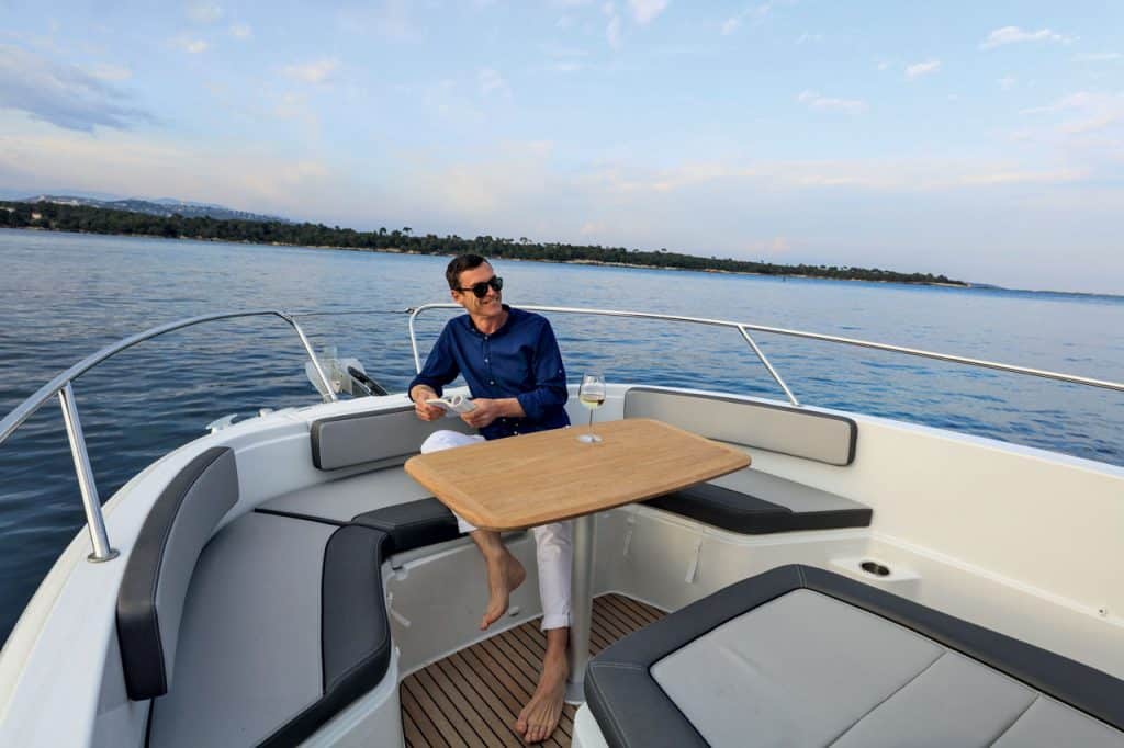 Jeanneau Cap Camarat 9.0 Center Console