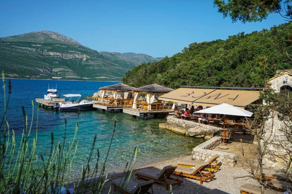 Ovo je fotgrafija otok Šipan restoran Bowa