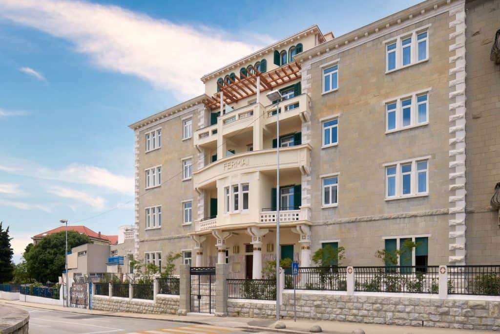 Zgrada HotelaFermai 01