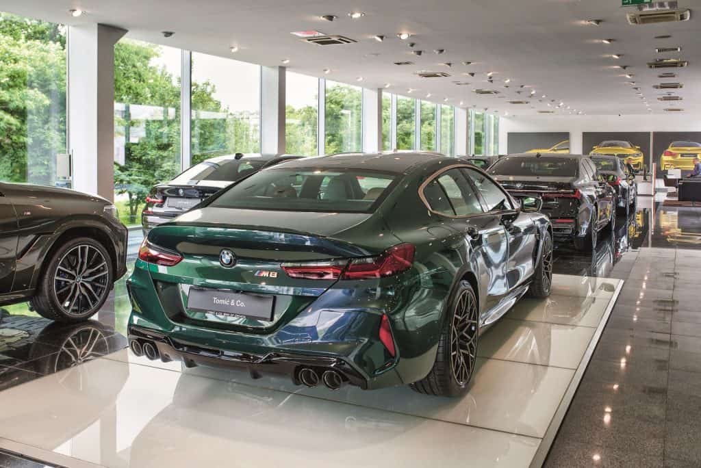 BMW M8 Gran Coupe Pogled Straga 01