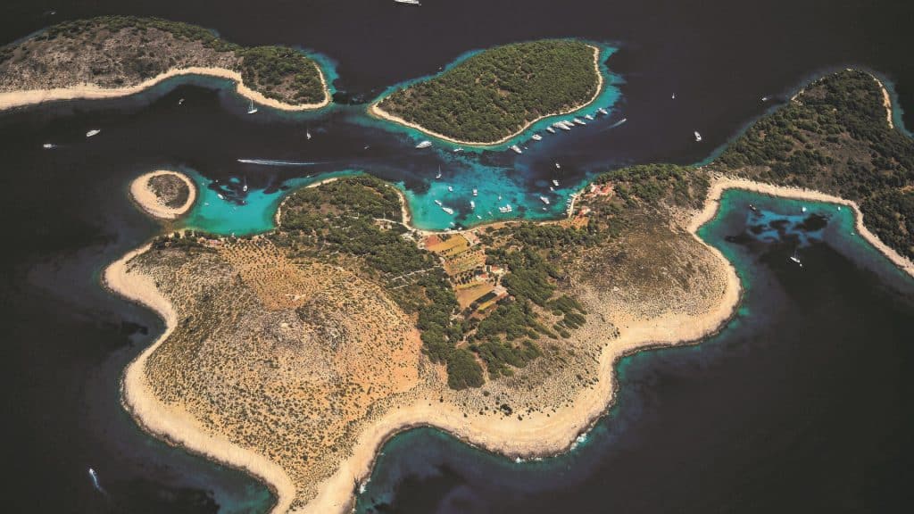 Turquise Lagoon In Split Archipelago 01