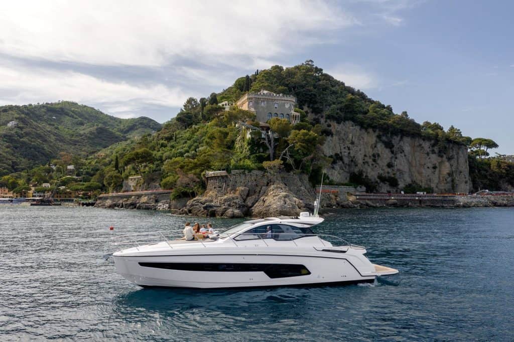 Azimut Atlantis 45 Side View 01