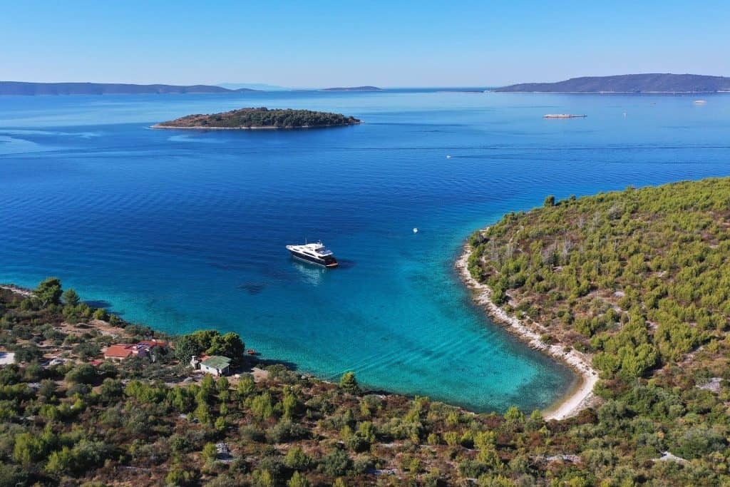 Luxury Yacht In Croatian Turquise Bay 01