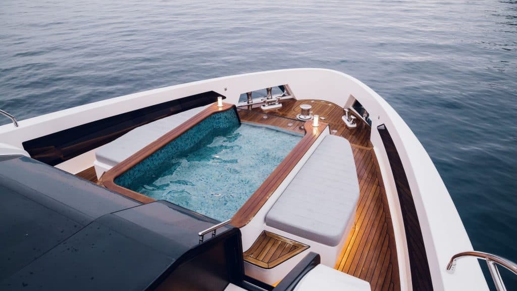 Motor yacht infinity Pool 01