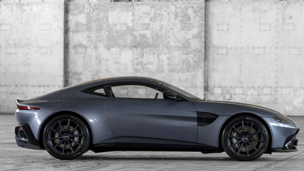 Aston Martin New Vantage 01