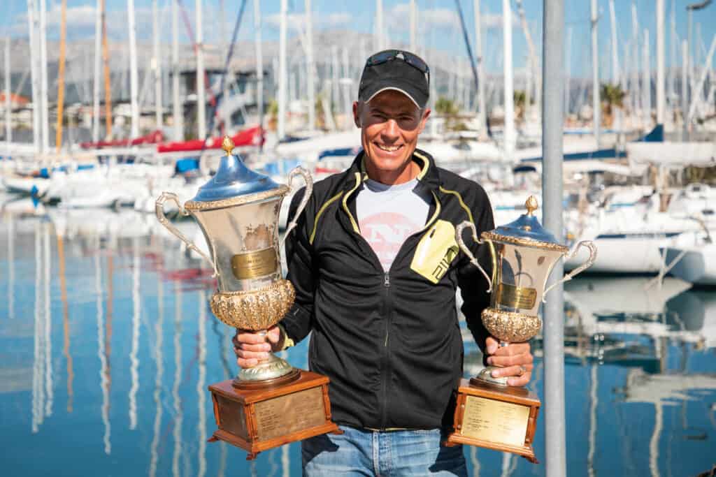 Ovo je fotografija Dešković Nikole s Trofeji Mrdujske Regate