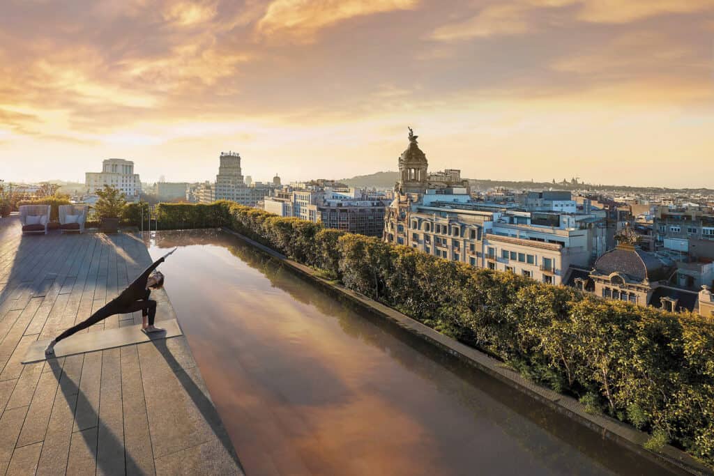 ovo je fotografija Barcelona Mandarin Oriental joga uz bazen