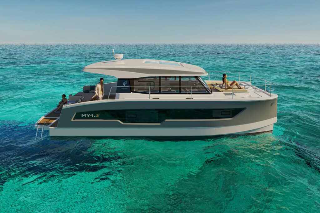 Ovo je fotografija novog Fountaine Pajot MY4.S pogled sa strane