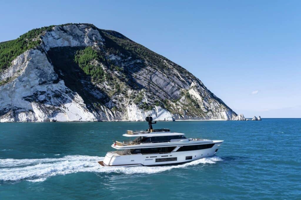 Custom Line Navetta 30 eksterijer u plovidbi