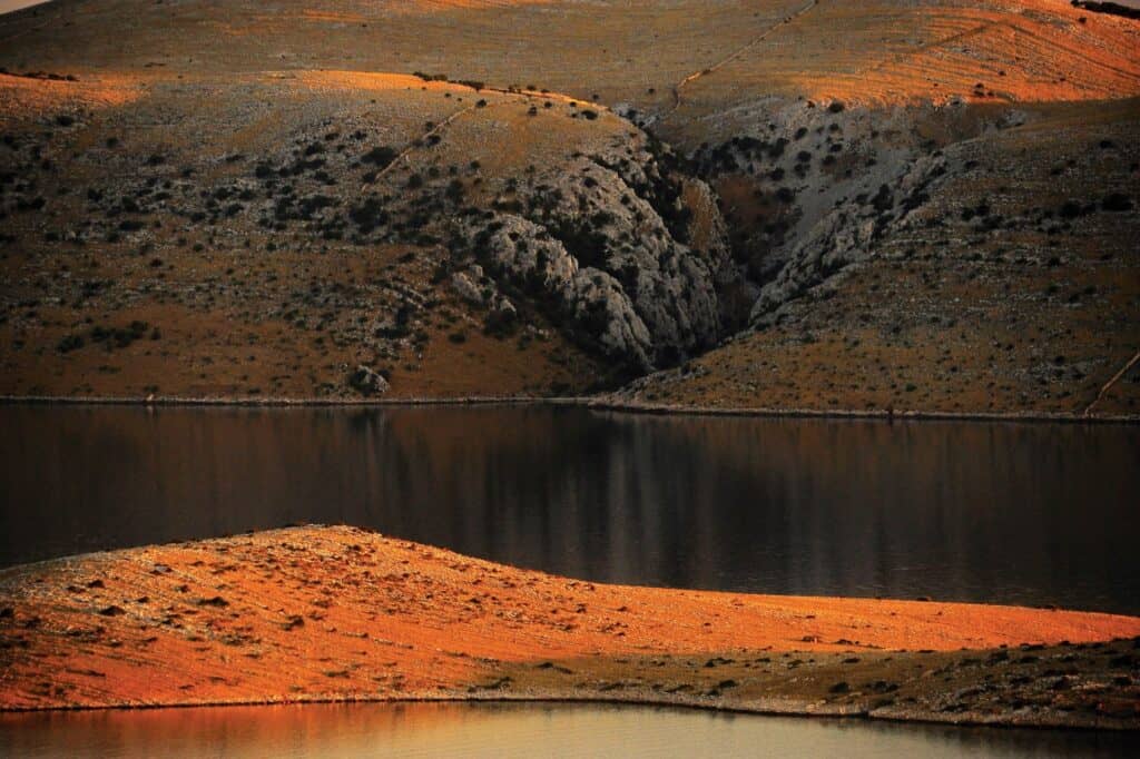 Ovo je fotografija otok žut zalazak sunca