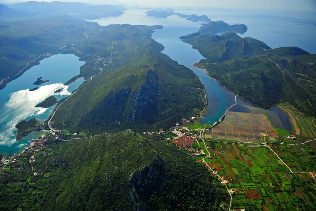 ovo je fotografija Malog i Velikog Stona na Pelješcu