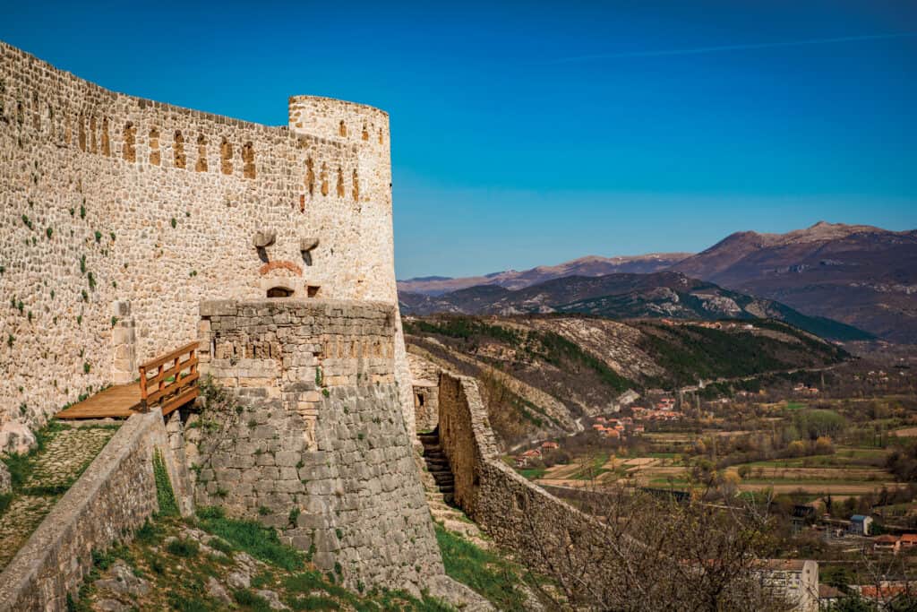 Ovo je fotografija vanjskih zidina kninske tvrđave