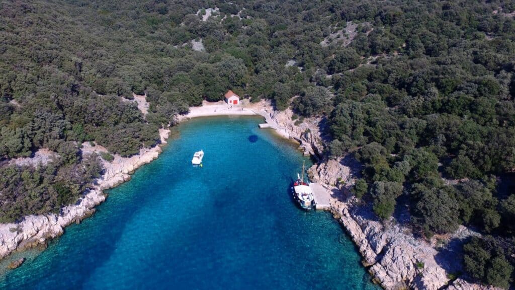 Ovo je fotografija uvala krušija otok plavnik u blizini marina punat