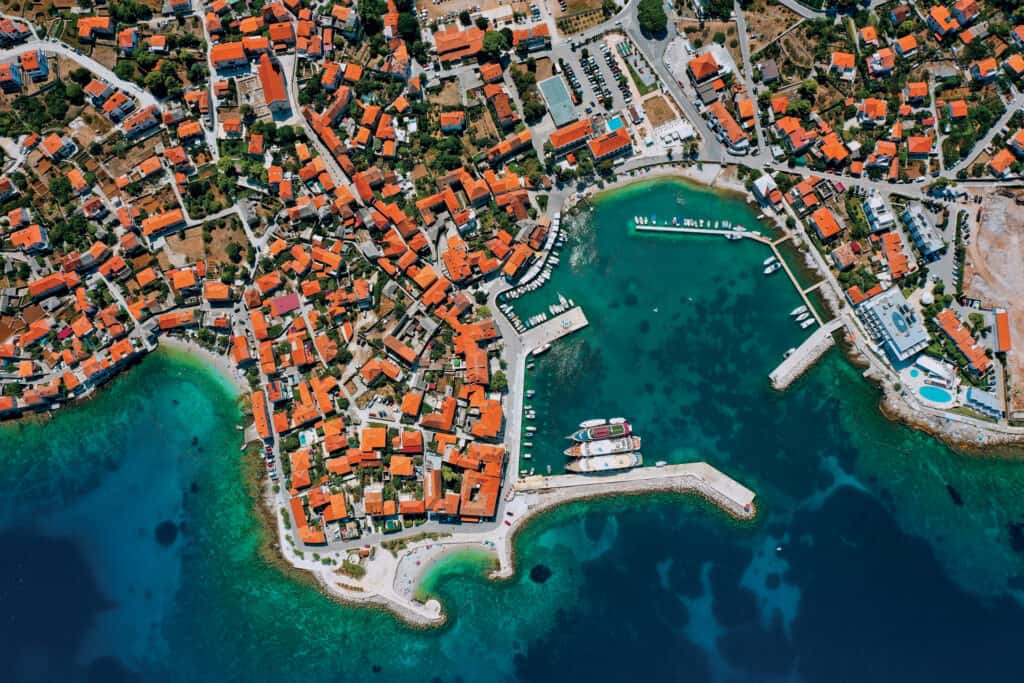 Ovo je fotografija mjesta Postira iz zraka, Brač