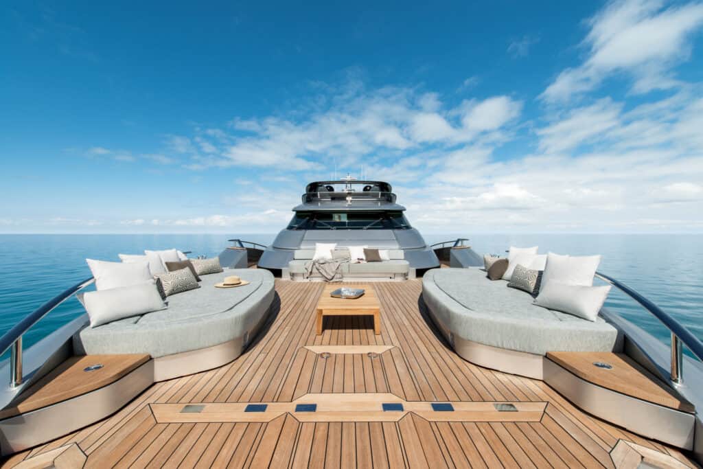 monte carlo yachts 105 lounge na pramčanoj palubi