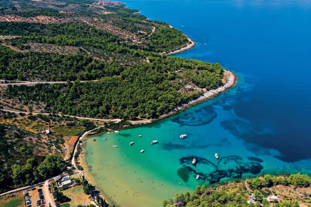Ovo je fotografija uvale Lovrečina, Brač