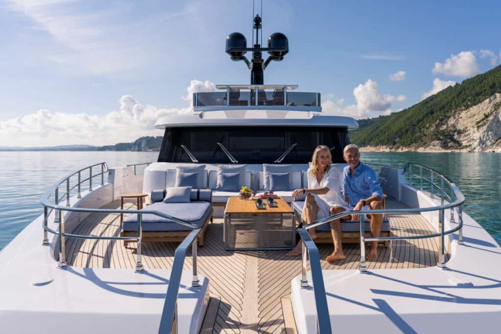 custom line navetta 30 sundeck