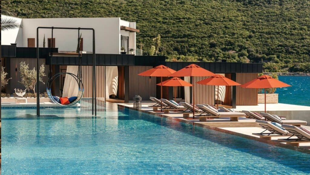 This is a photogaphy swimming pool tapasake club