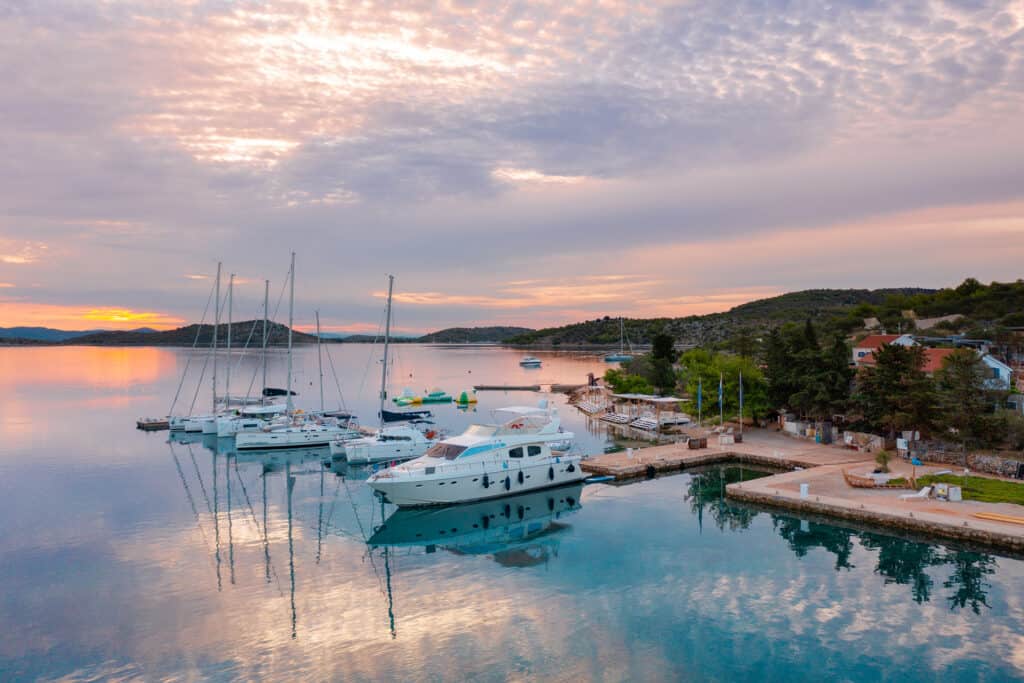 restoran fešta otok žut