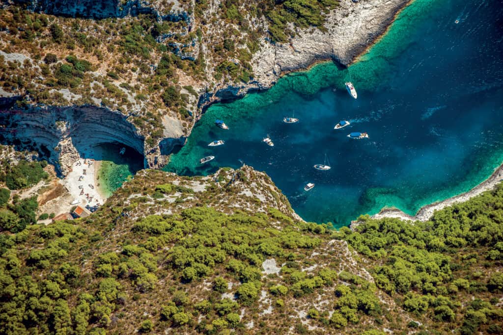 Ovo je fotografija uvala Stiniva, otok Vis