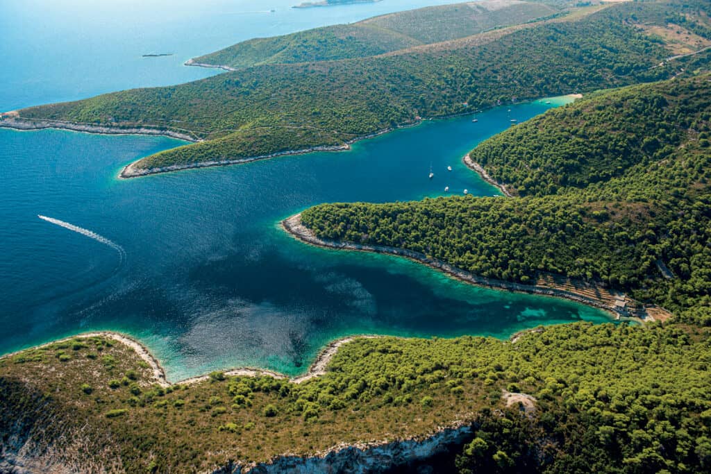 Ovo je fotografija uvala Stončica, otok Vis