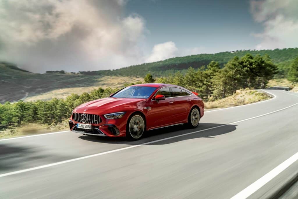 Ovo je fotografija Mercedes-AMG GT 63 S E PERFORMANCE u vožnji