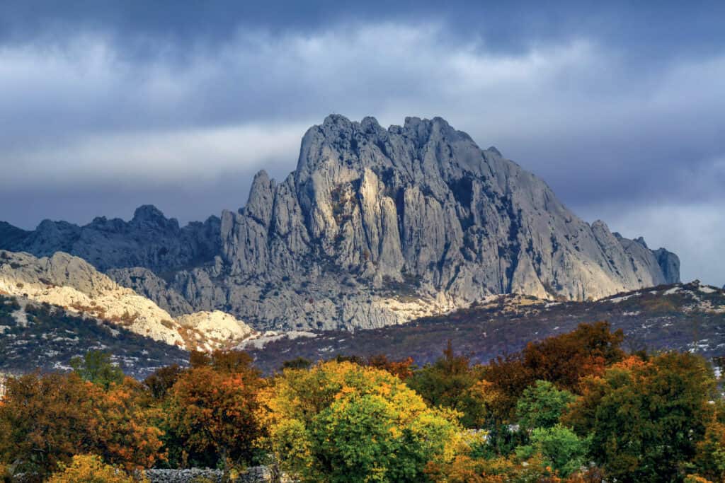 Ovo je fotografija planinskog masiva Velebit