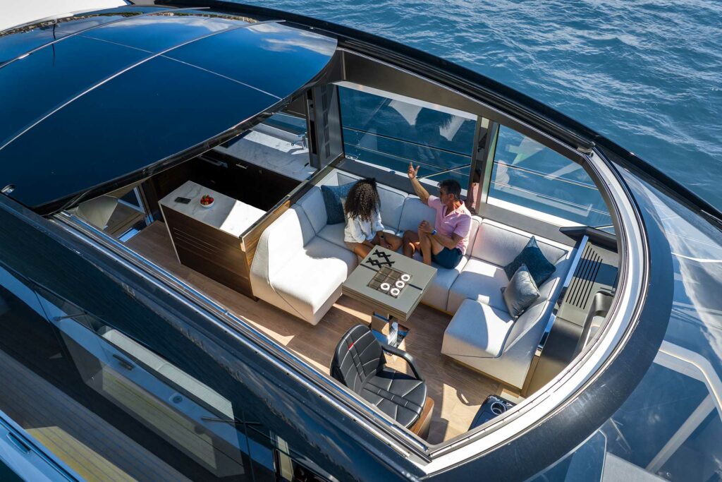 Sunseeker Predator 65 krovni otvor