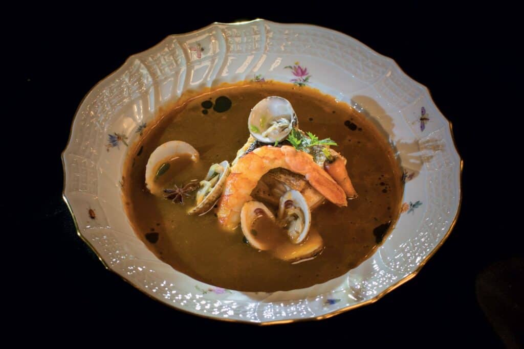 Ovo je fotografija klasični Bouillabaisse s brancinom, vongolama, dondolama i kozicama