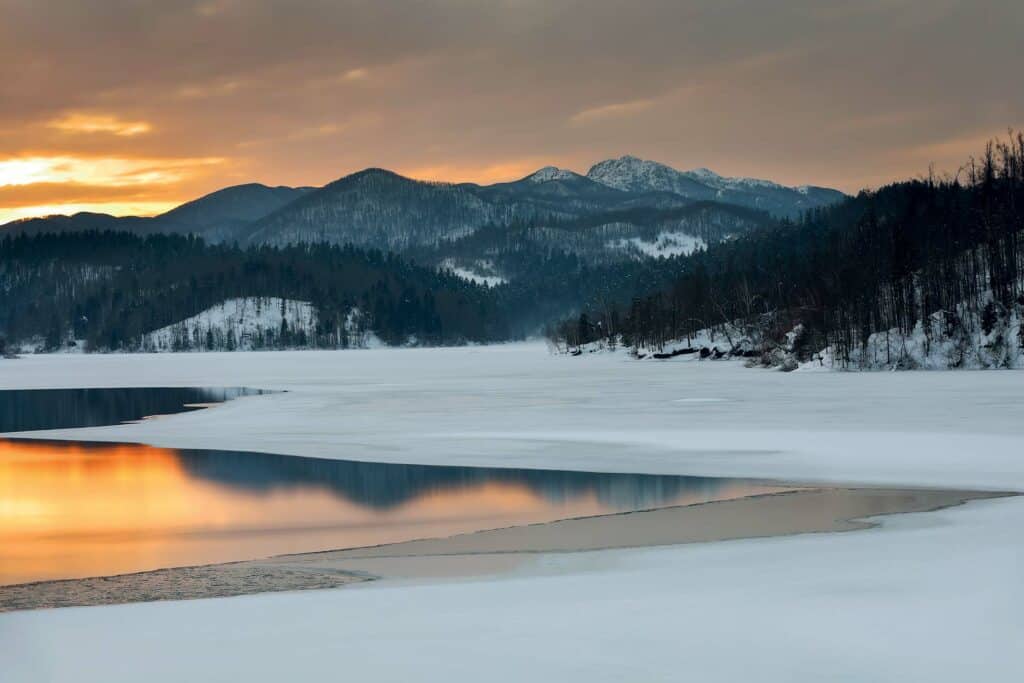 Ovo je fotografija Lokvarskog jezera, Gorski kotar