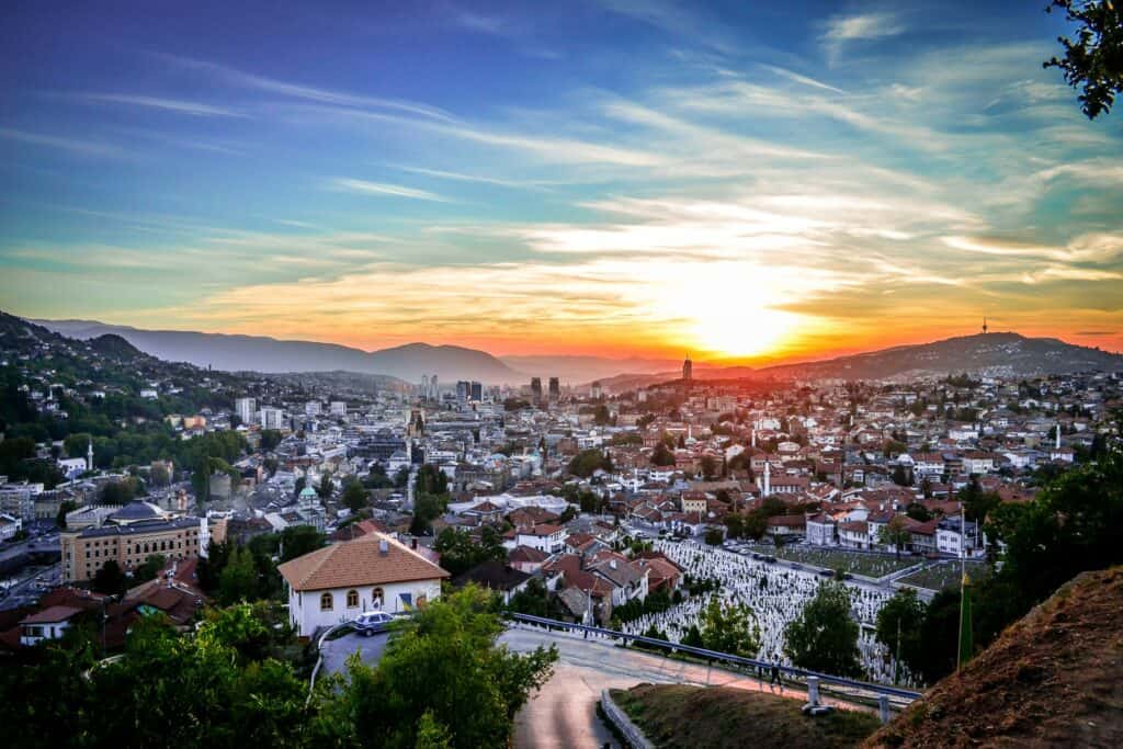 Ovo je fotografija Sarajevo, pogled s Žute tabije 