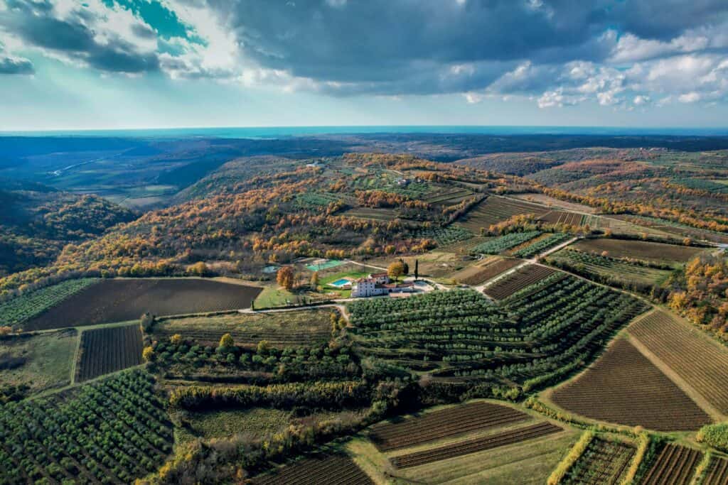 Ovo je fotografija stancija baracija u Istri