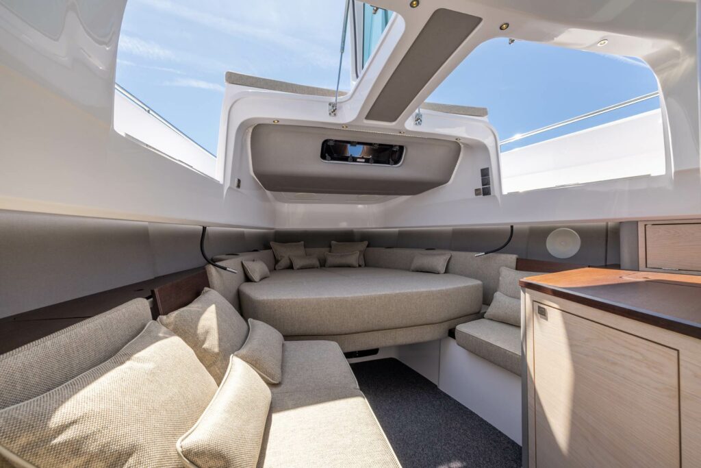 Axopar 45 XC Cross Cabin krevet u kabini