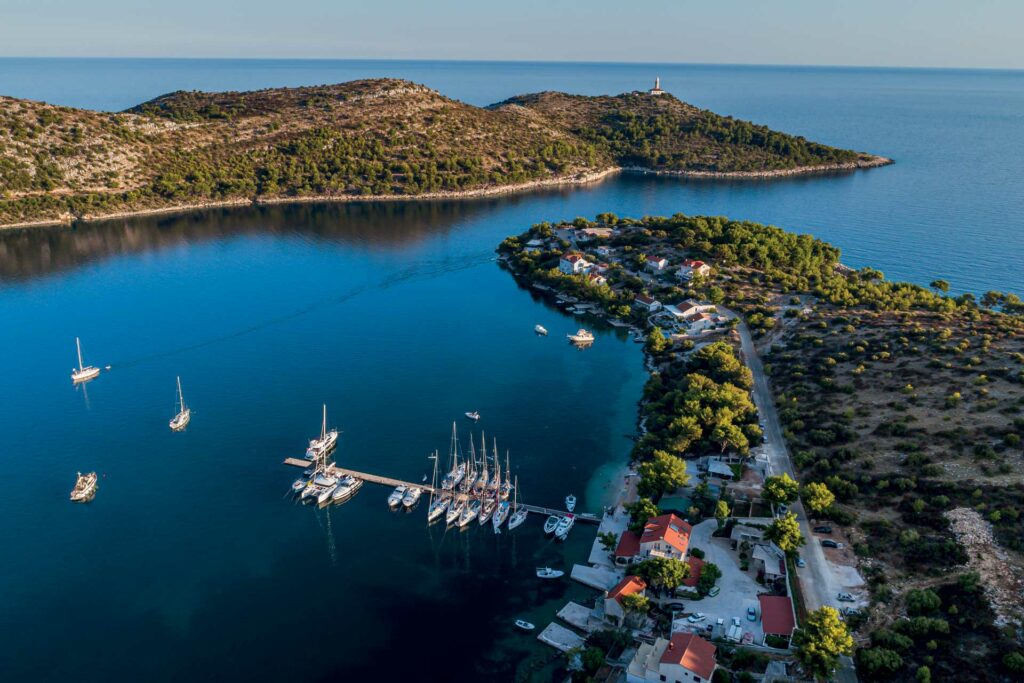 Skrivena luka Lastovo