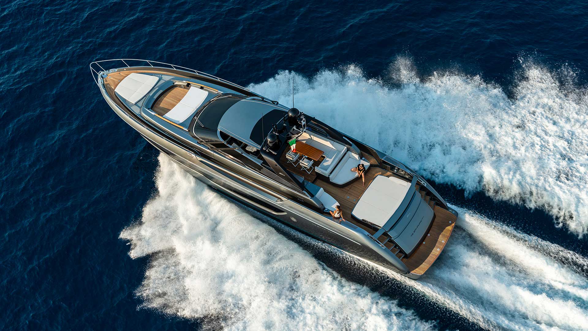 Riva 76 Bahamas Super u plovidbi pogled iz zraka