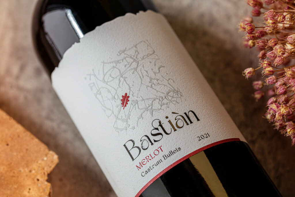 crno vino Bastiàn Merlot 2021.