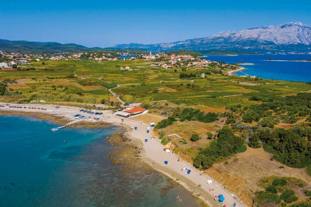 plaža pržina u mjestu lumbarda otok korčula