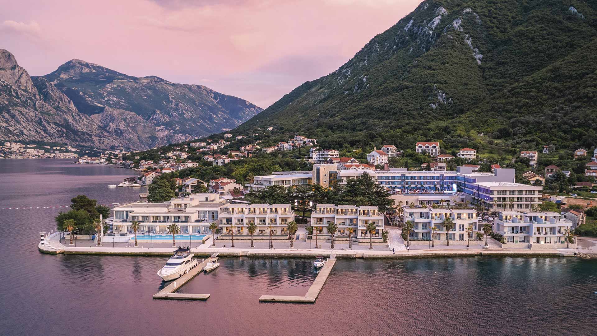 pogled izvana na resort Hyatt Regency Kotor Bay