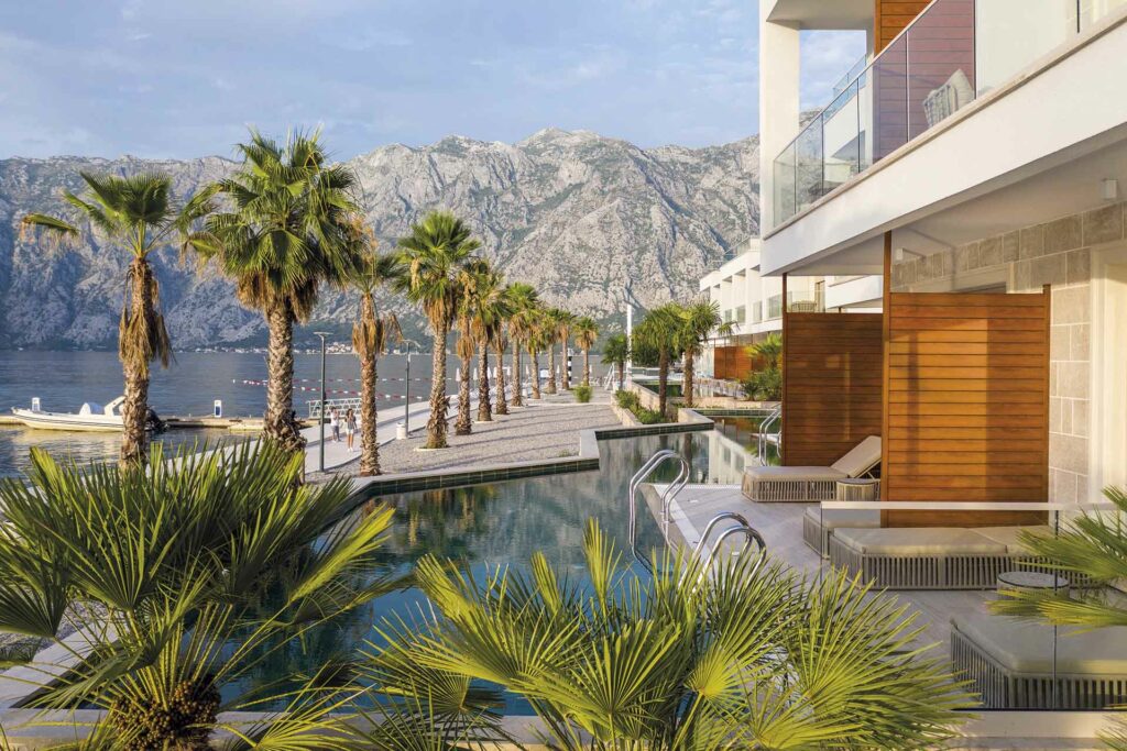 vanjski bazeni i pogled na zaljev iz resorta Hyatt Regency Kotor Bay