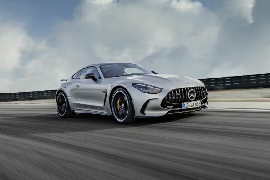 Mercedes-AMG GT Coupe srebrni mode u vožnji