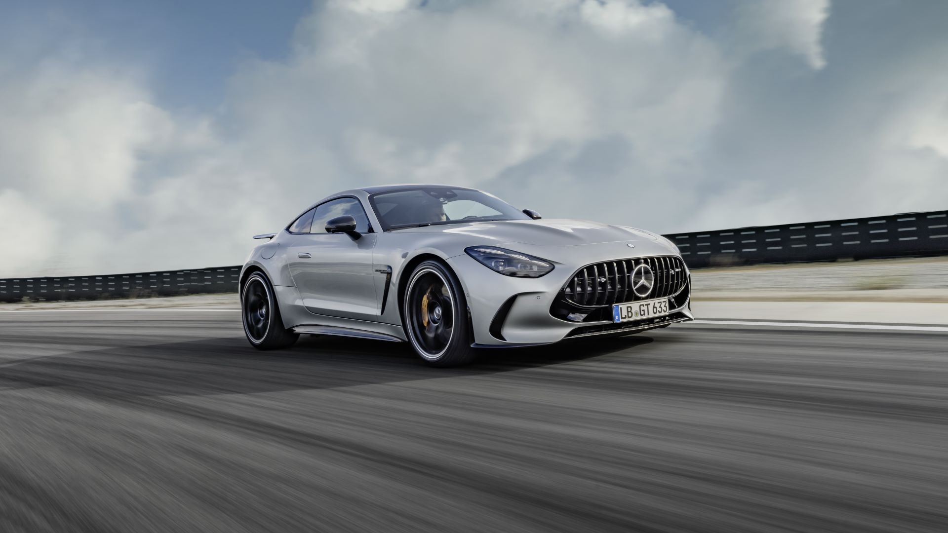 Mercedes-AMG GT Coupe srebrni mode u vožnji