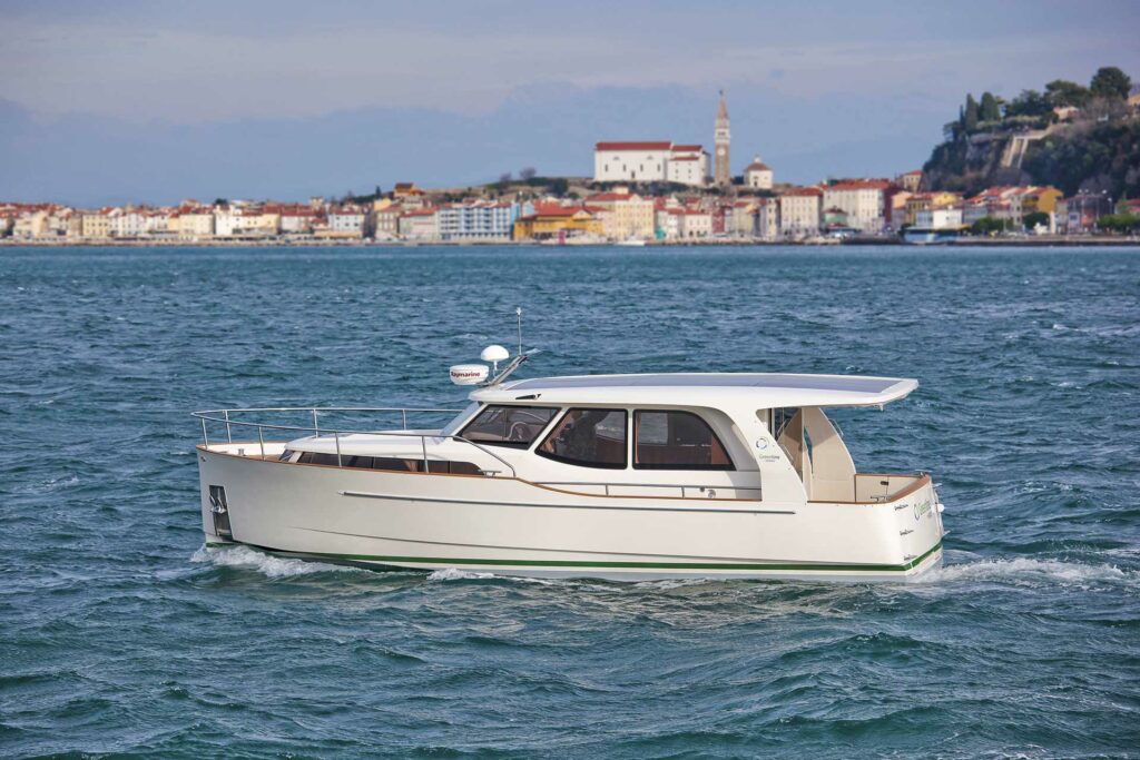 Greenline 33 Hybrid u plovidbi