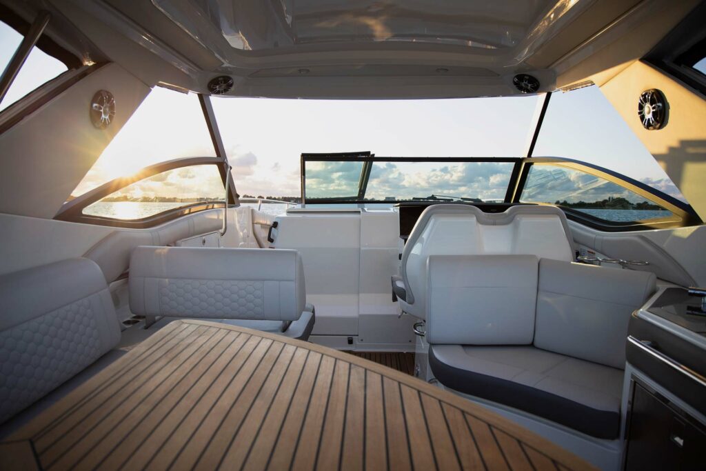 sea ray 320 kokpit