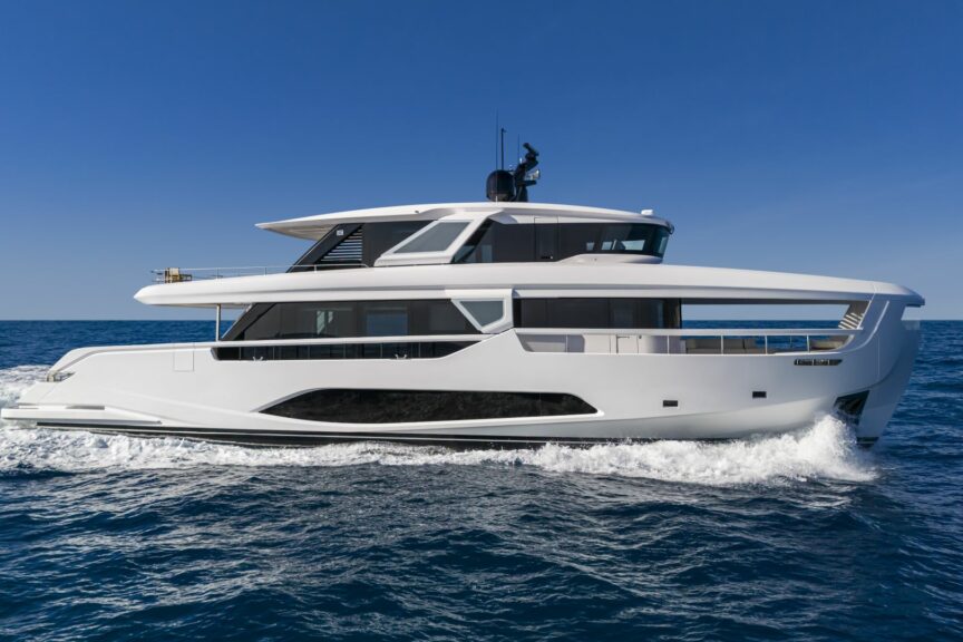 Ferreti-Yachts INFYNITO 90 plovidba